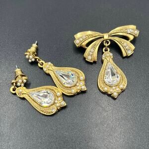 1928 Vintage Gold Tone Faux Seed Pearl Rhinestone Bow Brooch and‎ Earring Set